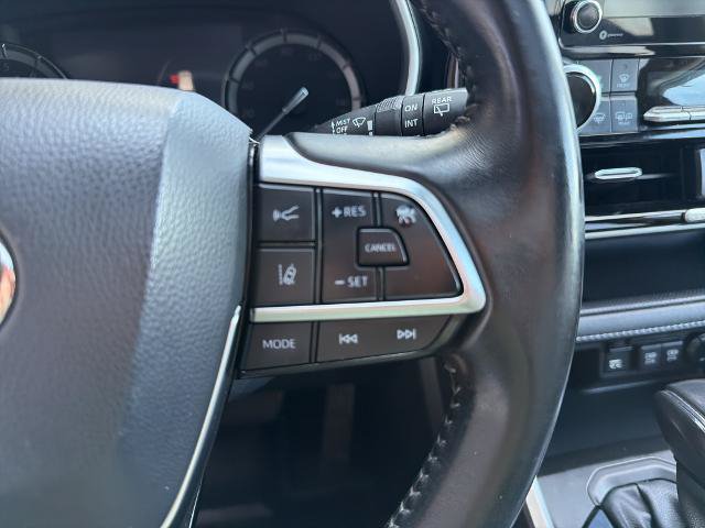 Used 2021 Toyota Highlander XLE AWD/4WD image 25