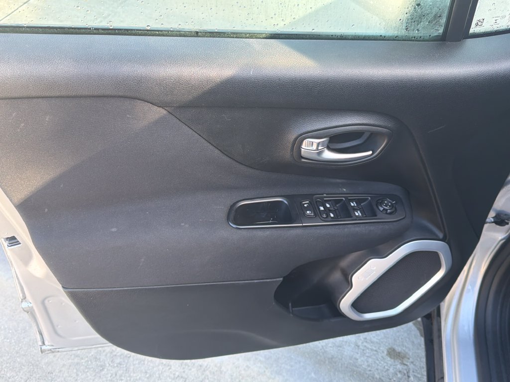 Used 2018 Jeep Renegade Latitude FWD image 16