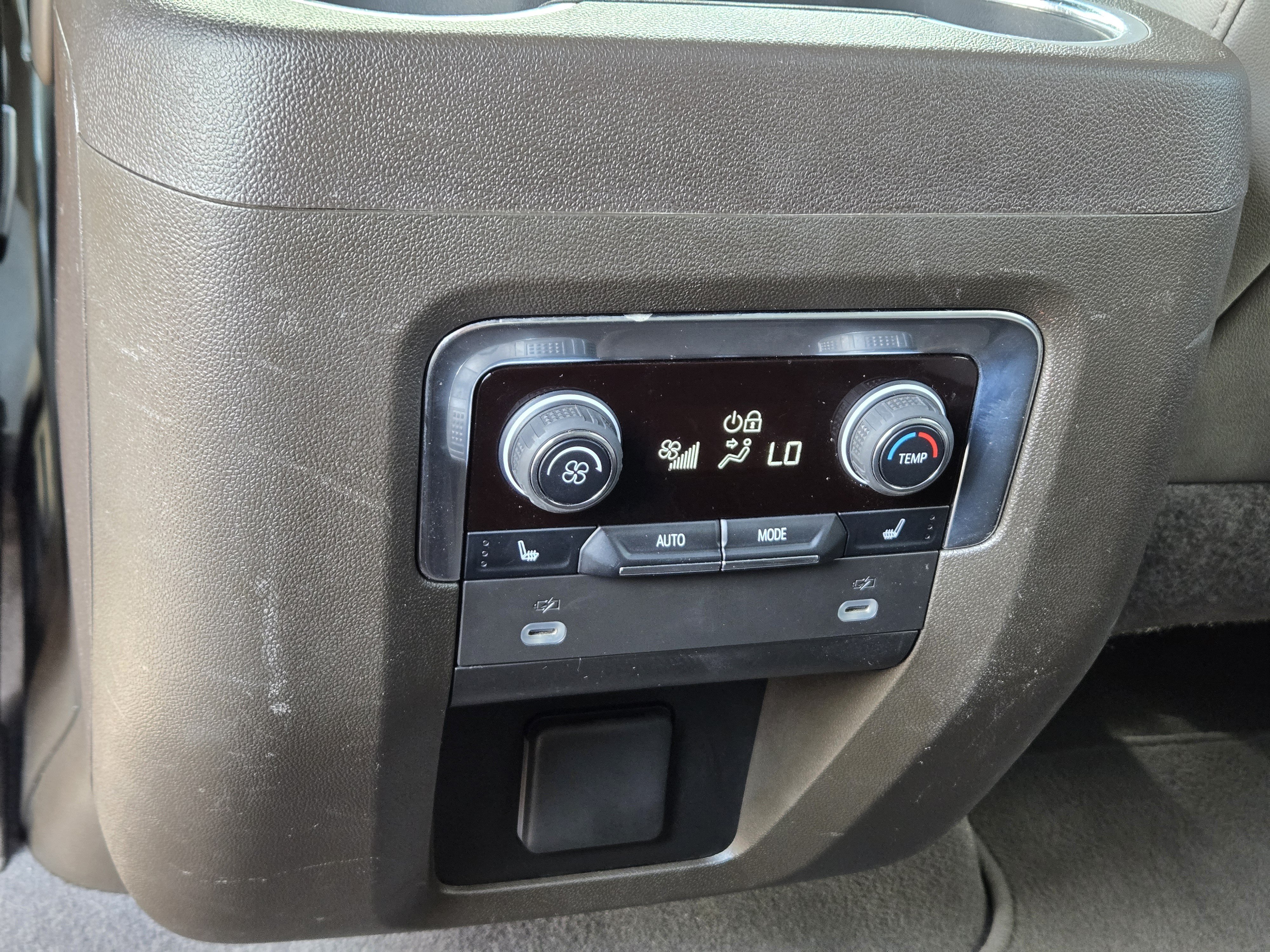 Used 2024 Chevrolet Suburban LT w/ Luxury Package RWD image 20