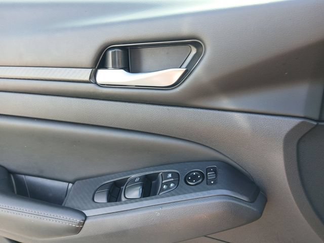 Used 2025 Nissan Altima 2.5 SV FWD image 17