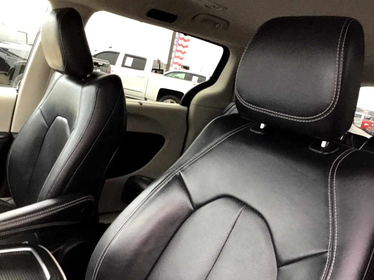 Used 2022 Chrysler Pacifica Touring-L image 17