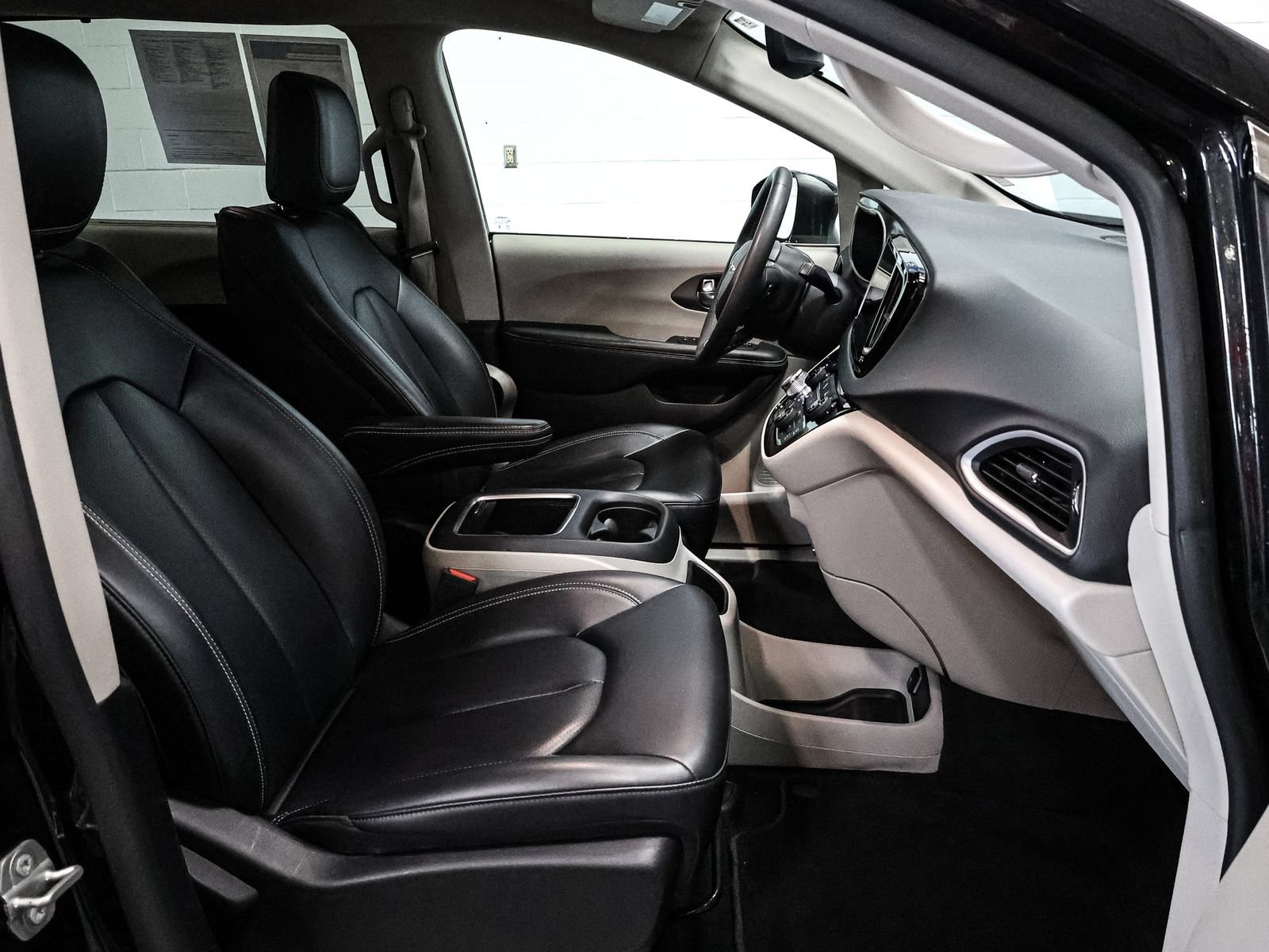 Used 2023 Chrysler Pacifica Touring-L FWD image 21