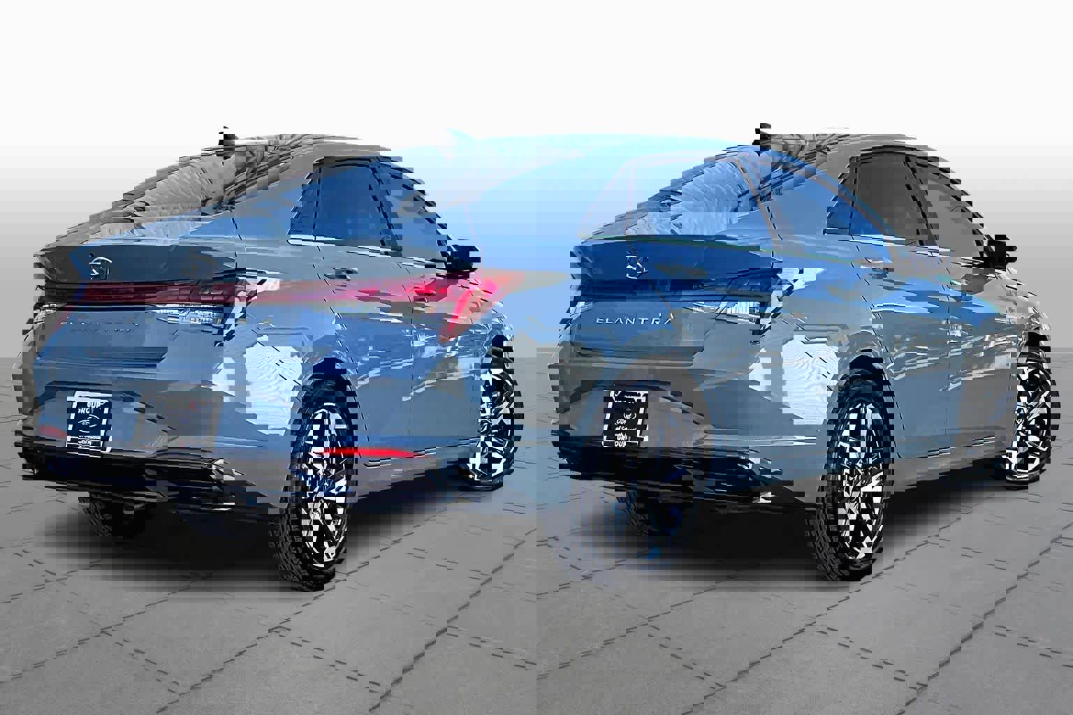 Used 2022 Hyundai Elantra SEL w/ Convenience + Premium Package image 3