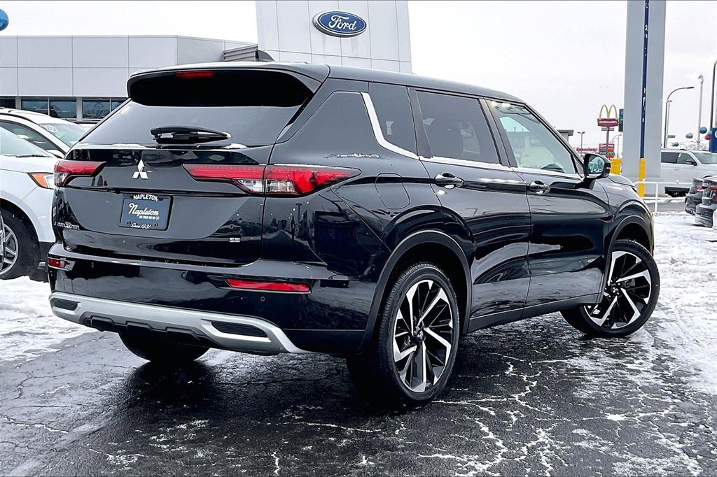 Used 2024 Mitsubishi Outlander SE image 11