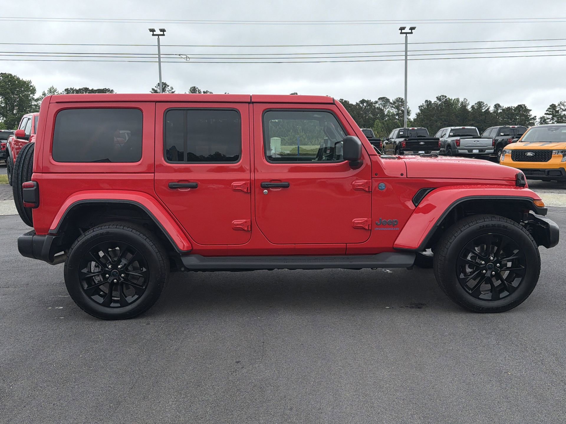 Used 2025 Jeep Wrangler Unlimited Sahara AWD/4WD image 23