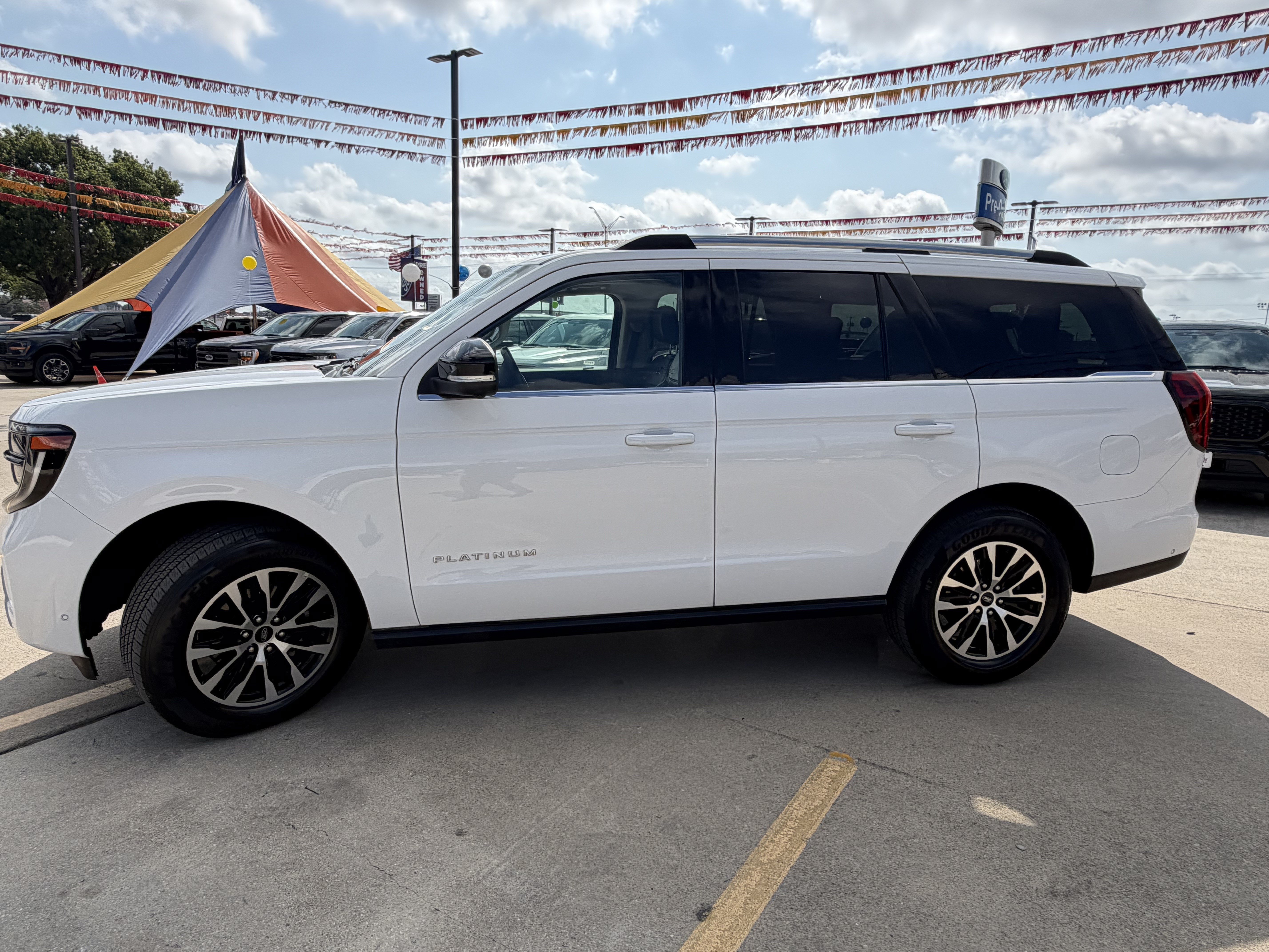 Certified 2025 Ford Expedition Platinum AWD/4WD image 9