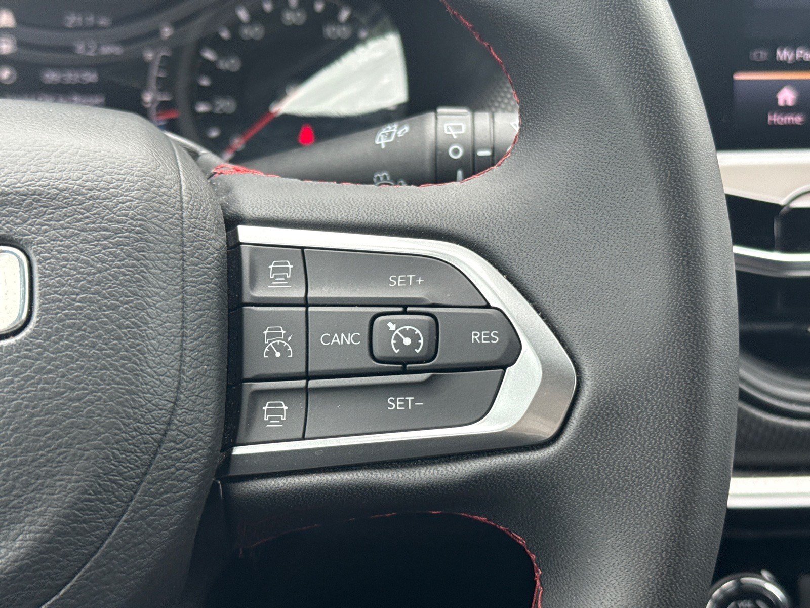 Used 2025 Jeep Compass Trailhawk AWD/4WD image 26
