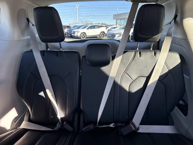Used 2024 Chrysler Pacifica Touring-L FWD image 16