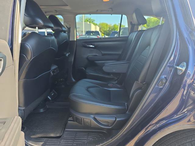 Used 2021 Toyota Highlander XLE AWD/4WD image 16