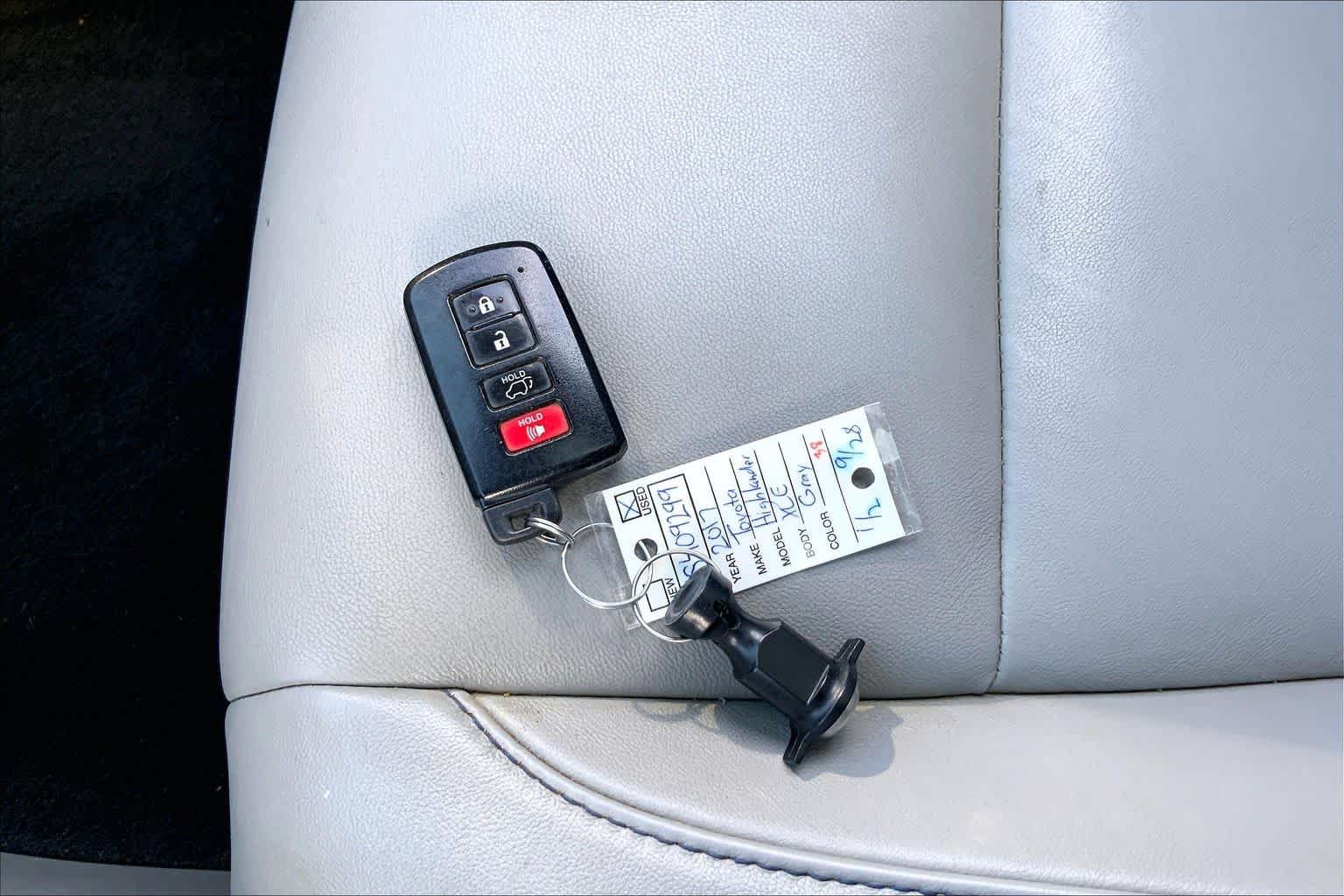Used 2017 Toyota Highlander XLE AWD/4WD image 15