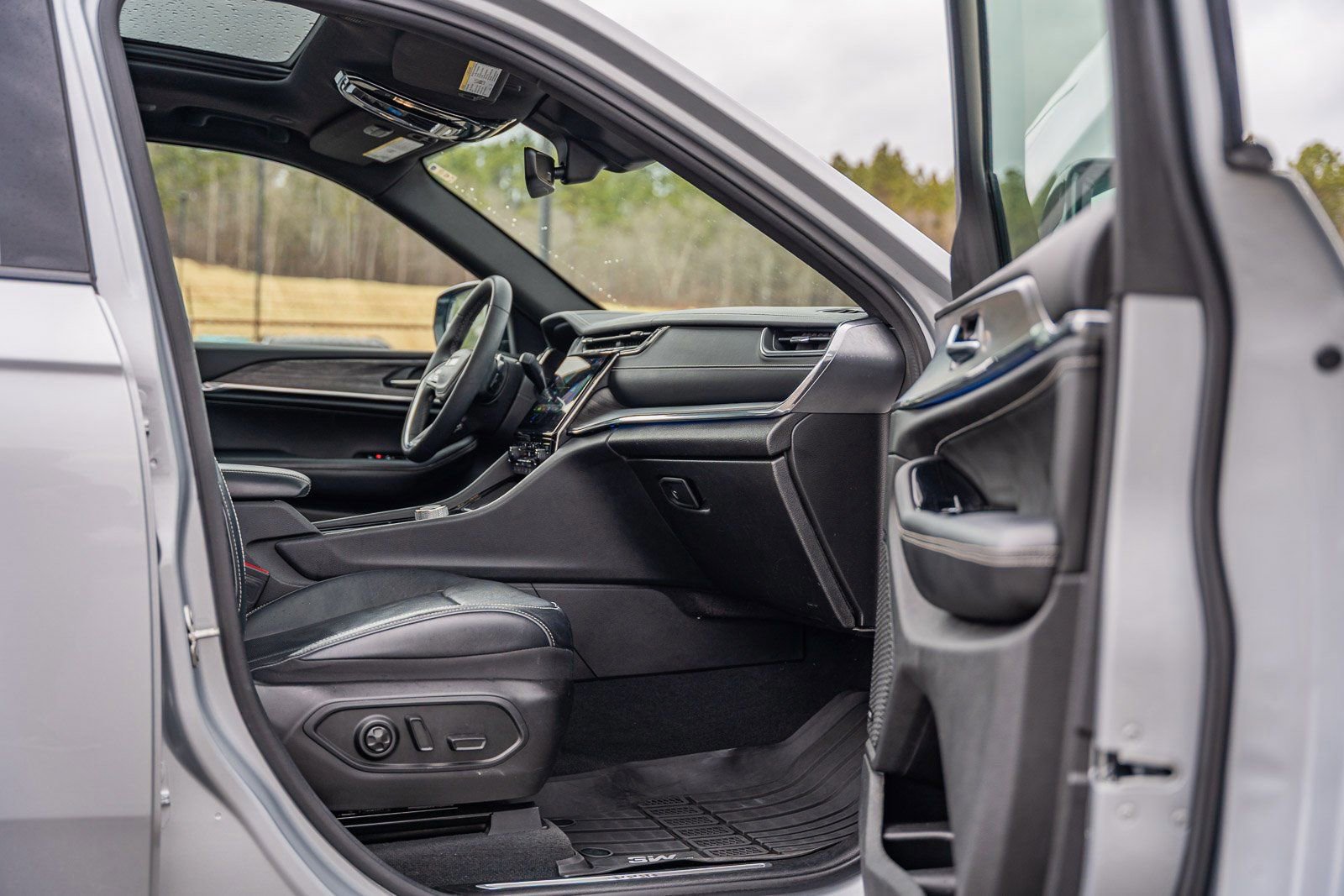 Used 2023 Jeep Grand Cherokee L Overland w/ Rear Seat Video Group I image 18