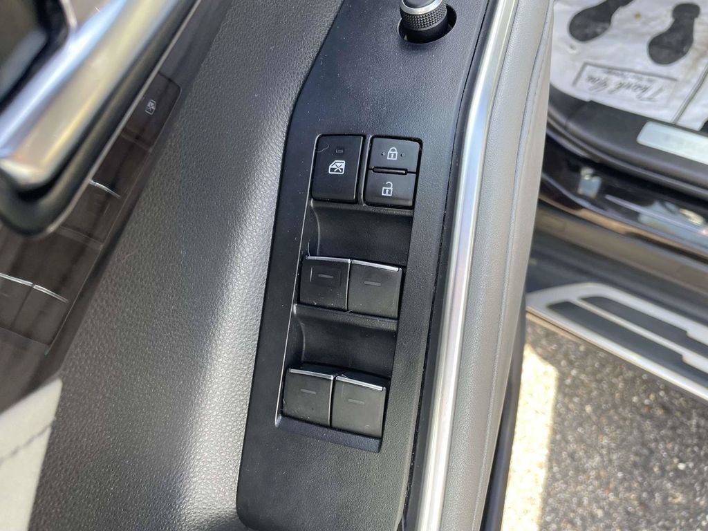 Used 2021 Toyota Highlander Limited FWD image 16