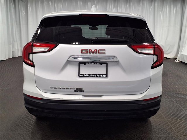 Used 2023 GMC Terrain SLE image 3