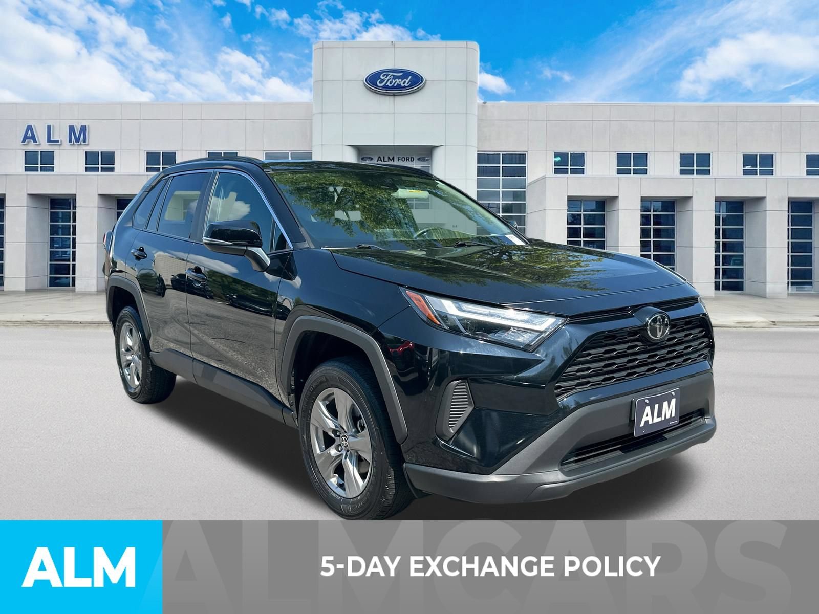 Used 2025 Toyota RAV4 XLE FWD image 3