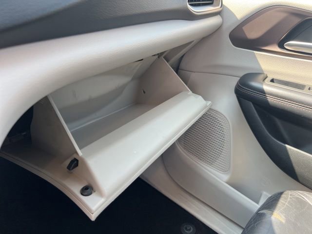 Used 2017 Chrysler Pacifica Touring-L w/ Tire & Wheel Group FWD image 18