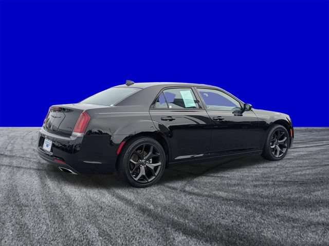 Used 2023 Chrysler 300 Touring w/ Sport Appearance Package RWD image 4