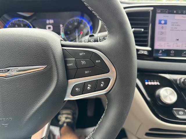 Used 2024 Chrysler Pacifica Touring-L image 21