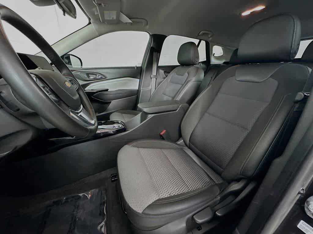 Used 2025 Chevrolet Trax LT w/ LT Convenience Package FWD image 12