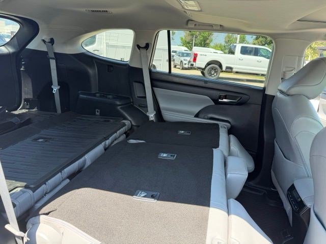 Used 2022 Toyota Highlander XLE AWD/4WD image 40
