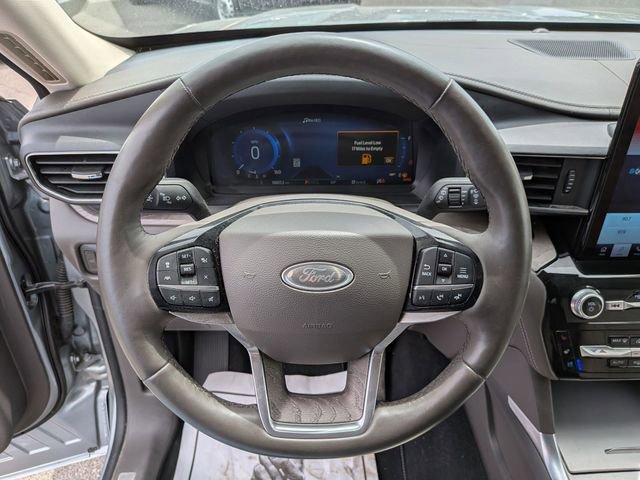 Certified 2024 Ford Explorer Platinum w/ Technology Package AWD/4WD image 9