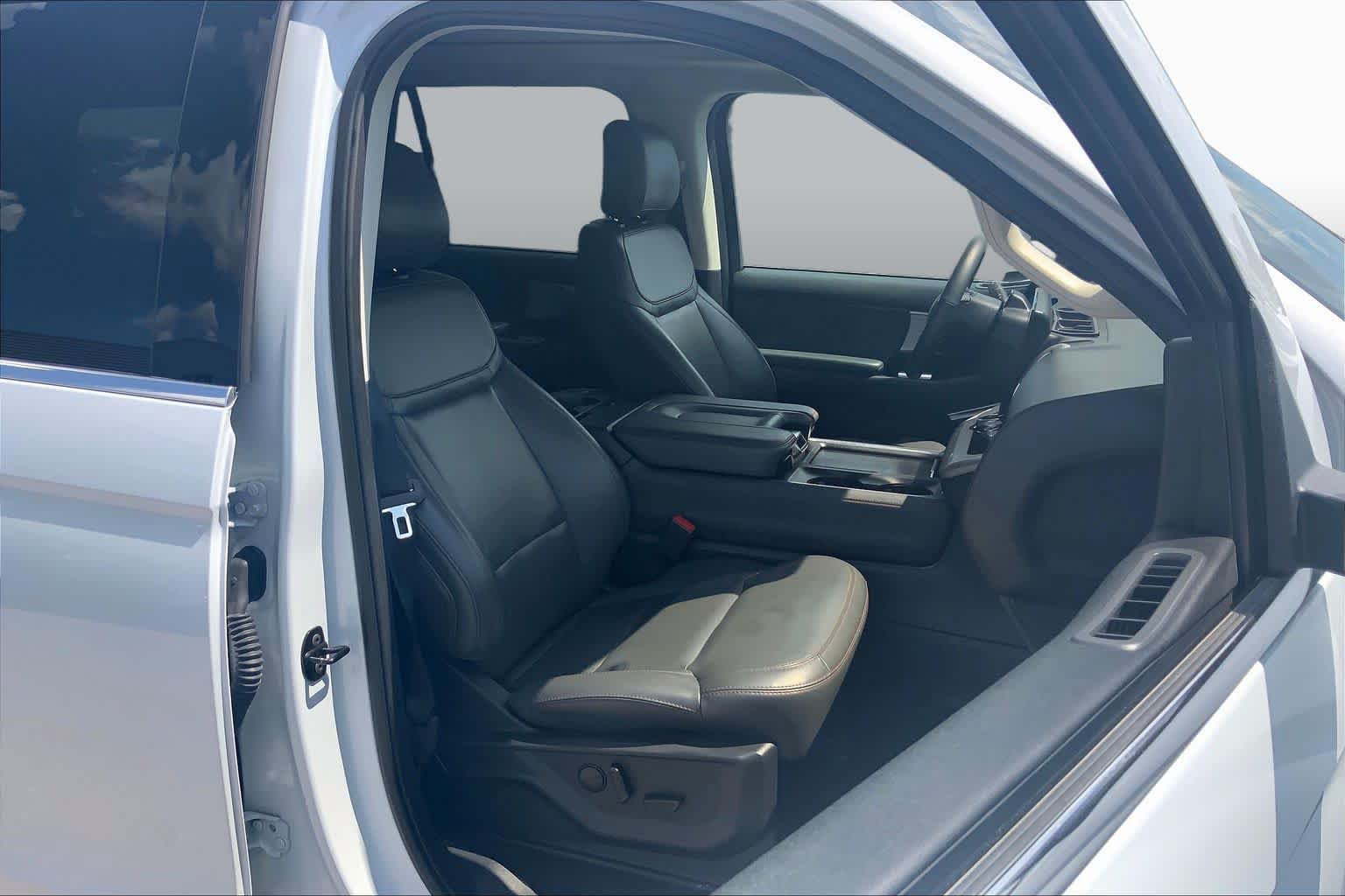 Certified 2025 Ford Expedition Active AWD/4WD image 9
