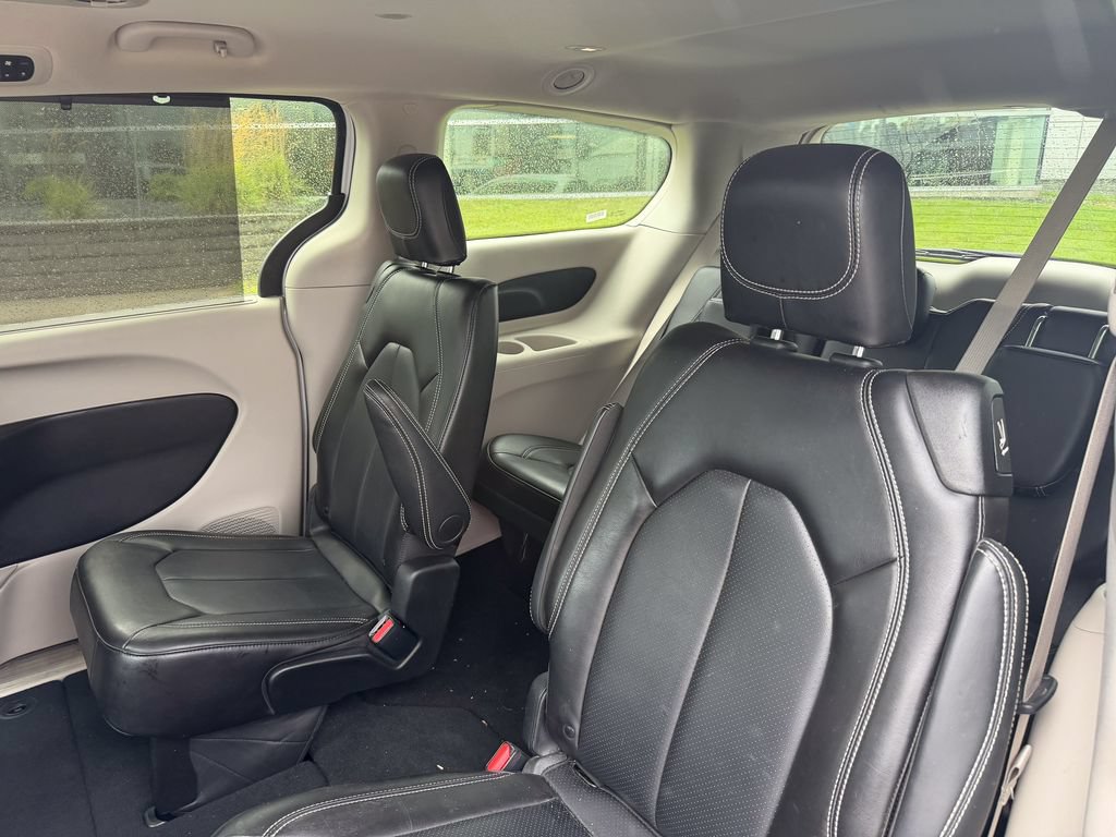 Used 2024 Chrysler Pacifica Touring-L FWD image 12