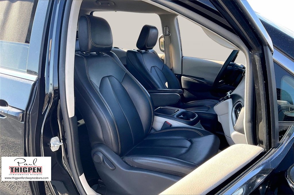 Used 2024 Chrysler Pacifica Touring-L image 7