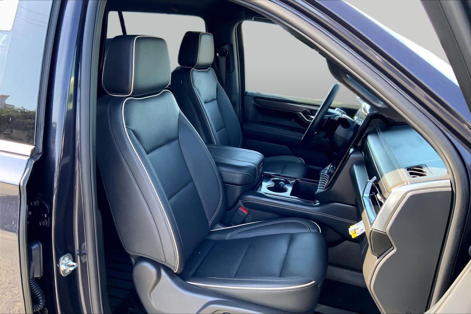 Used 2026 GMC Yukon Elevation RWD image 9