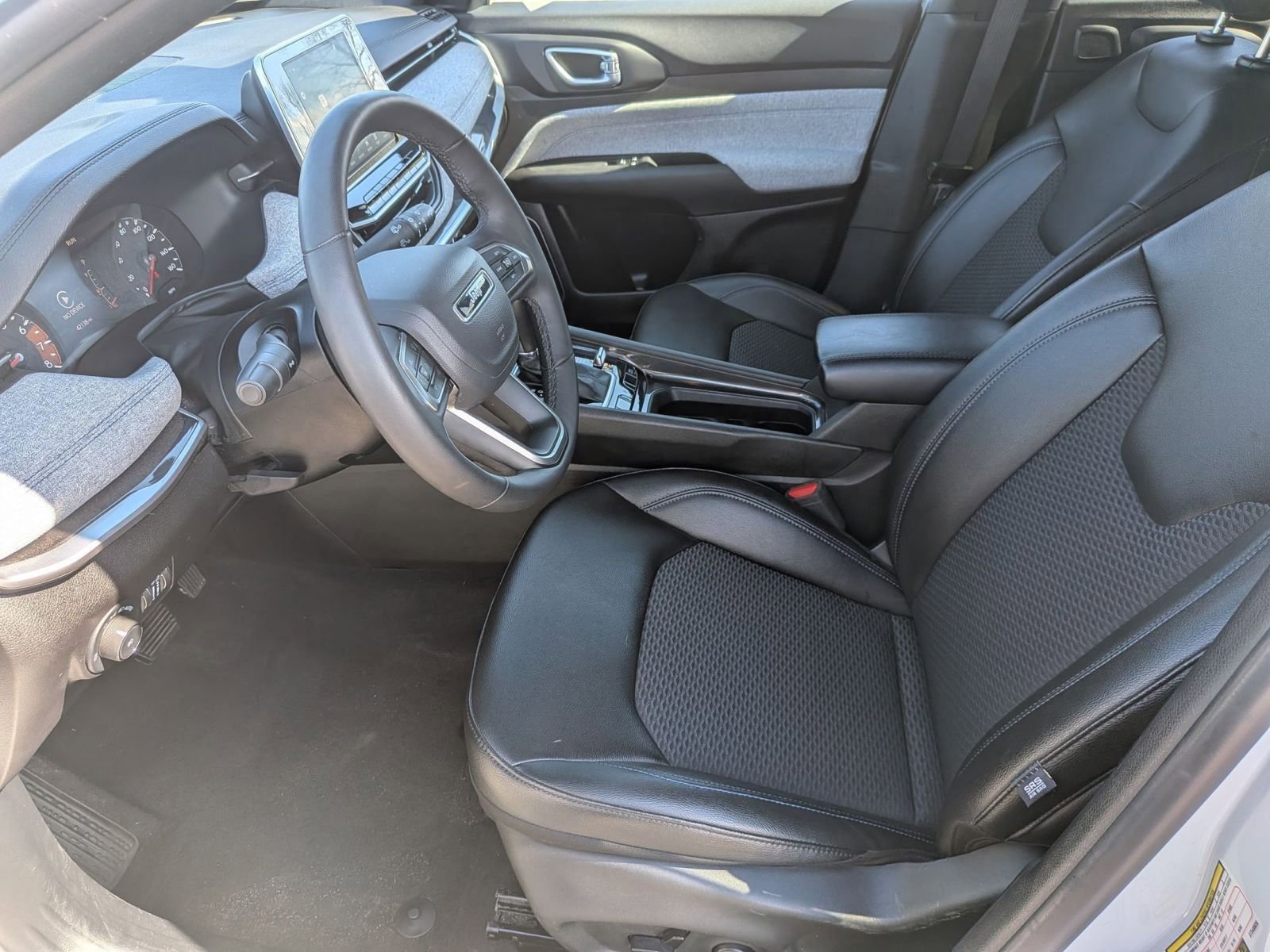 Used 2025 Jeep Compass Latitude w/ Sun & Sound Group AWD/4WD image 12