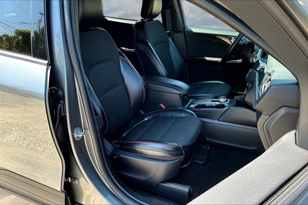 Certified 2025 Ford Escape ST-Line FWD image 30