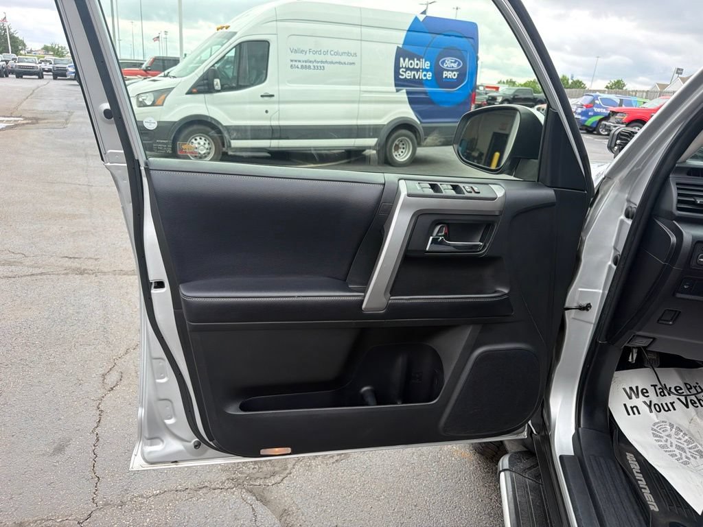 Used 2018 Toyota 4Runner SR5 AWD/4WD image 21