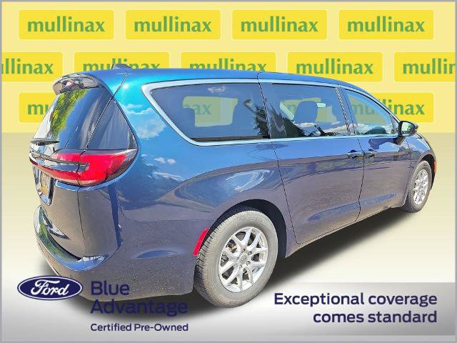 Used 2023 Chrysler Pacifica Touring-L FWD image 3