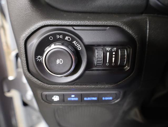 Used 2022 Jeep Wrangler Unlimited Sahara w/ Cold Weather Group AWD/4WD image 29