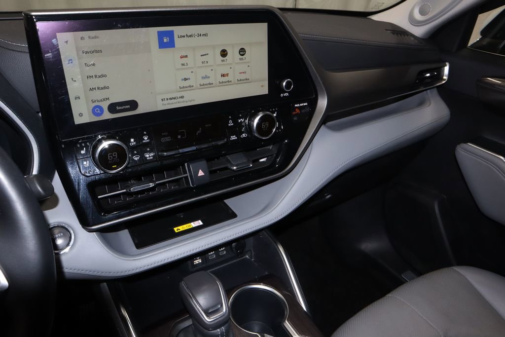 Used 2023 Toyota Highlander Limited image 29