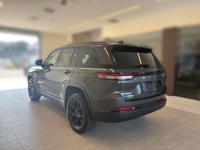 Used 2024 Jeep Grand Cherokee Altitude AWD/4WD image 3