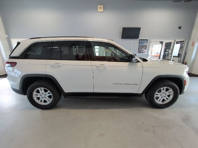 Used 2023 Jeep Grand Cherokee Laredo AWD/4WD image 6