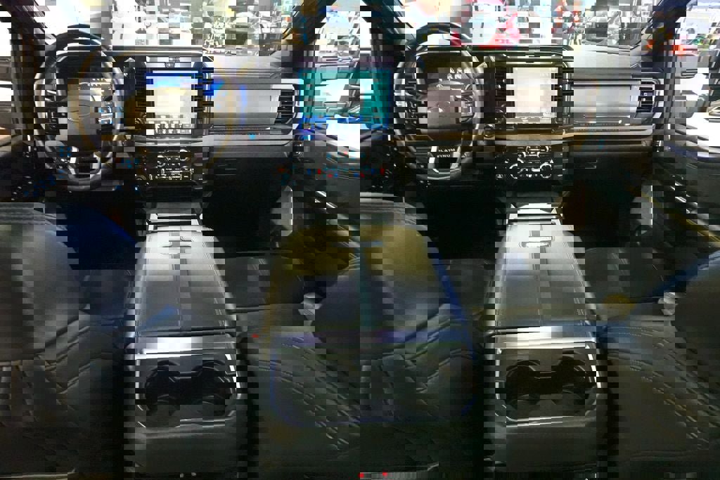 Certified 2025 Ford F350 Platinum w/ Tremor Off-Road Package AWD/4WD image 11