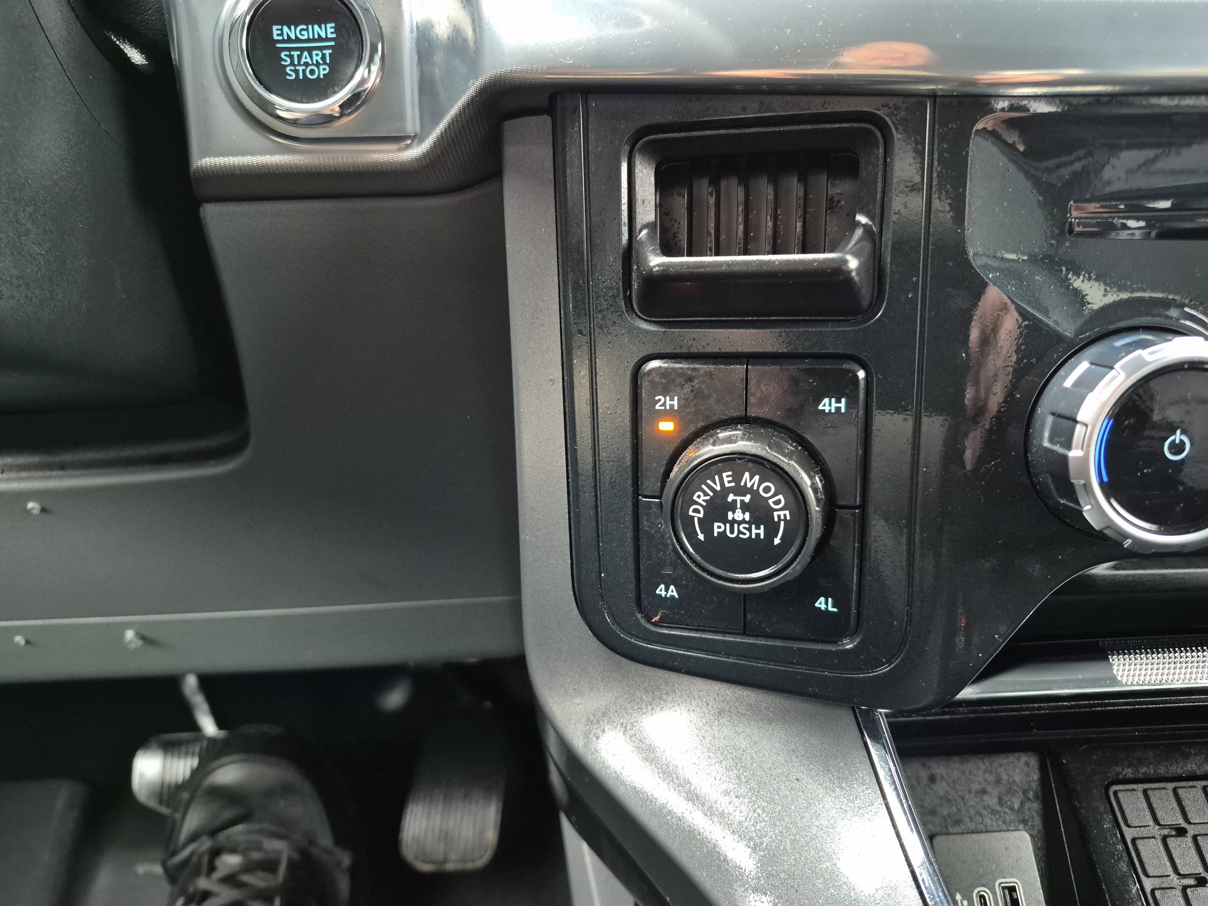 Certified 2025 Ford F150 Lariat w/ Equipment Group 501A Mid image 36