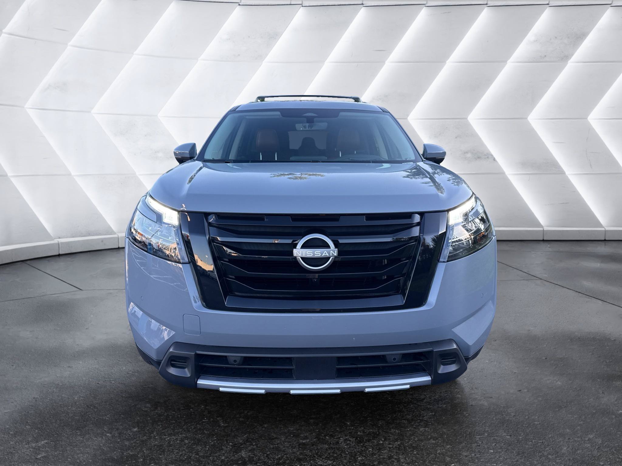 Used 2025 Nissan Pathfinder Platinum w/ Black Appearance Package FWD image 2