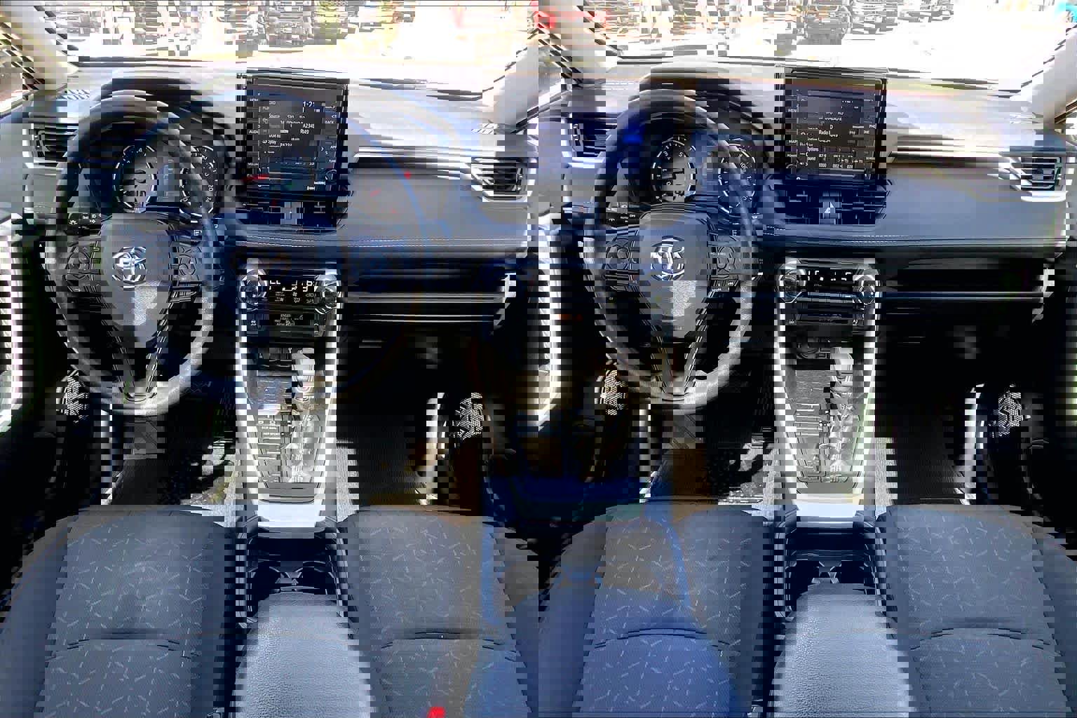 Used 2021 Toyota RAV4 XLE w/ Convenience Package image 16