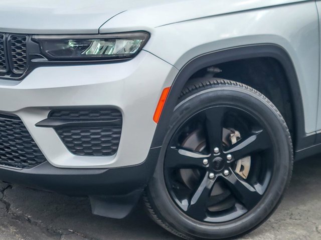 Used 2023 Jeep Grand Cherokee Altitude AWD/4WD image 4