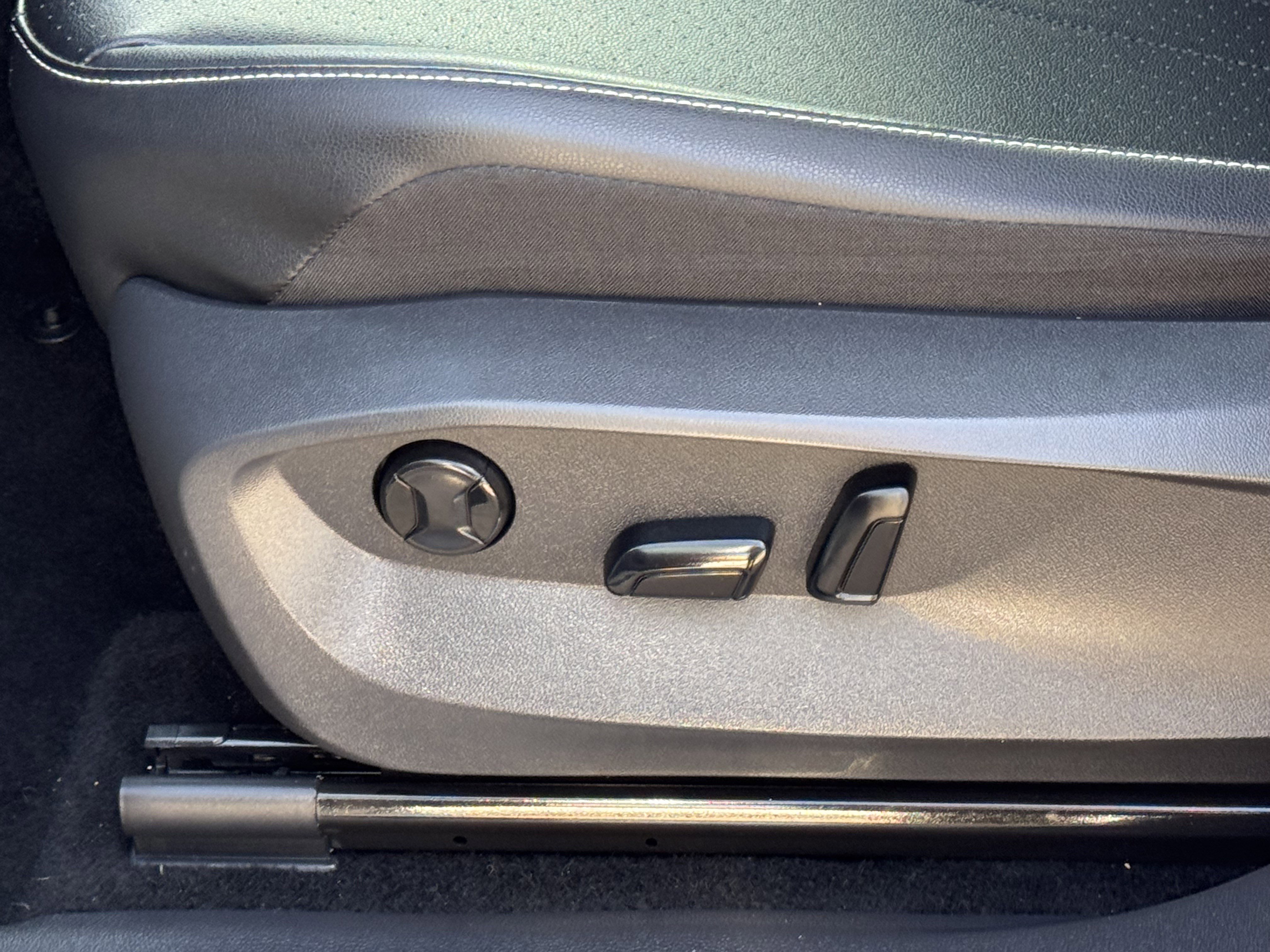 Used 2023 Volkswagen Tiguan SE R-Line image 16