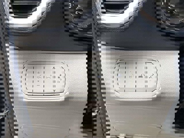 Used 2022 Hyundai Venue Limited image 20