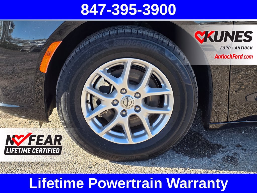 Used 2024 Chrysler Pacifica Touring-L FWD image 13