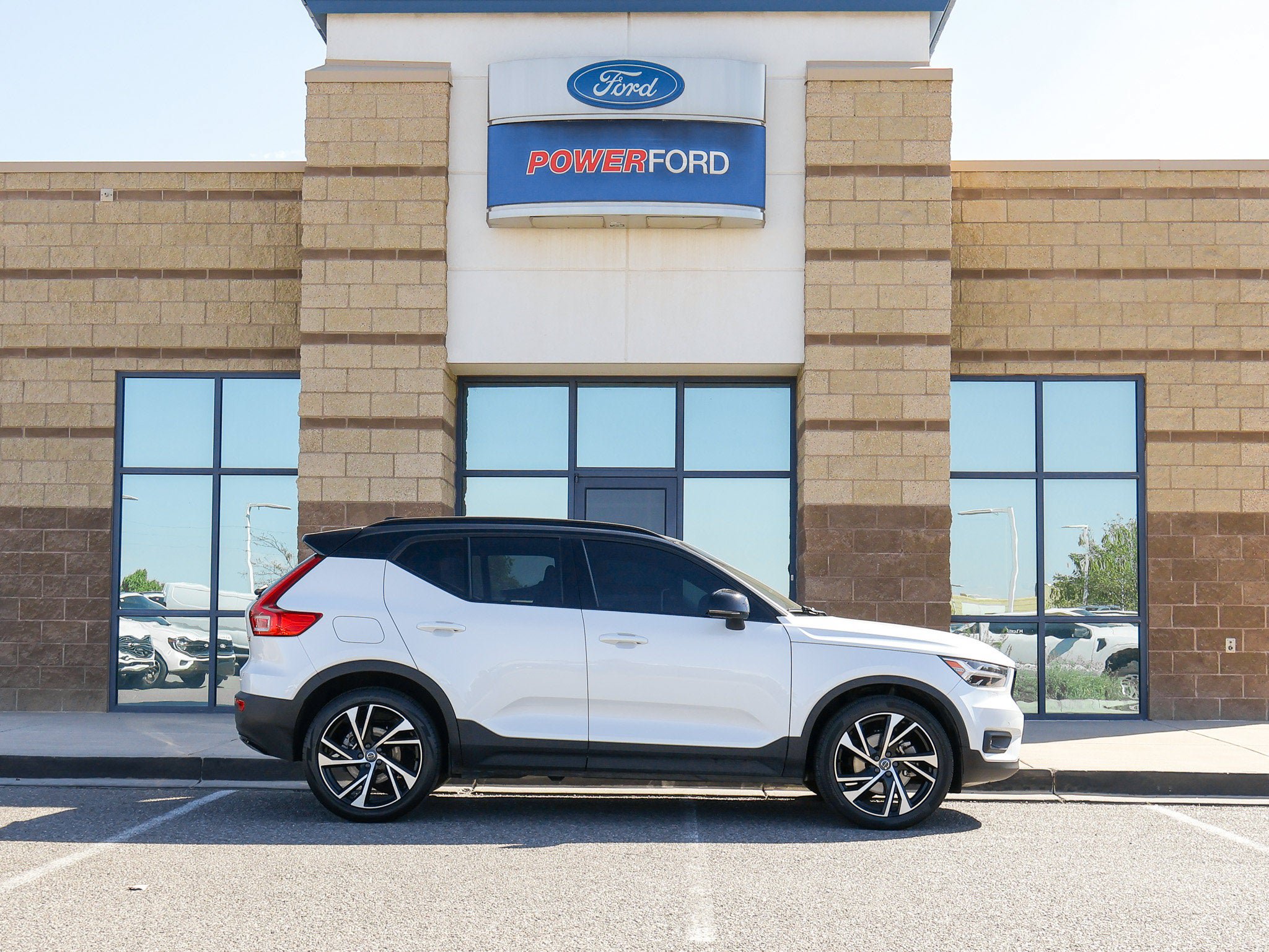 Used 2022 Volvo XC40 T5 R-Design AWD/4WD image 5
