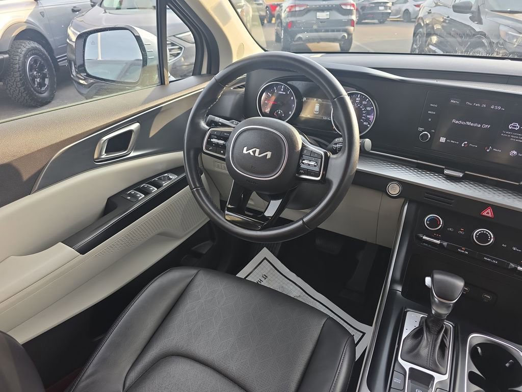 Used 2023 Kia Carnival LX FWD image 18