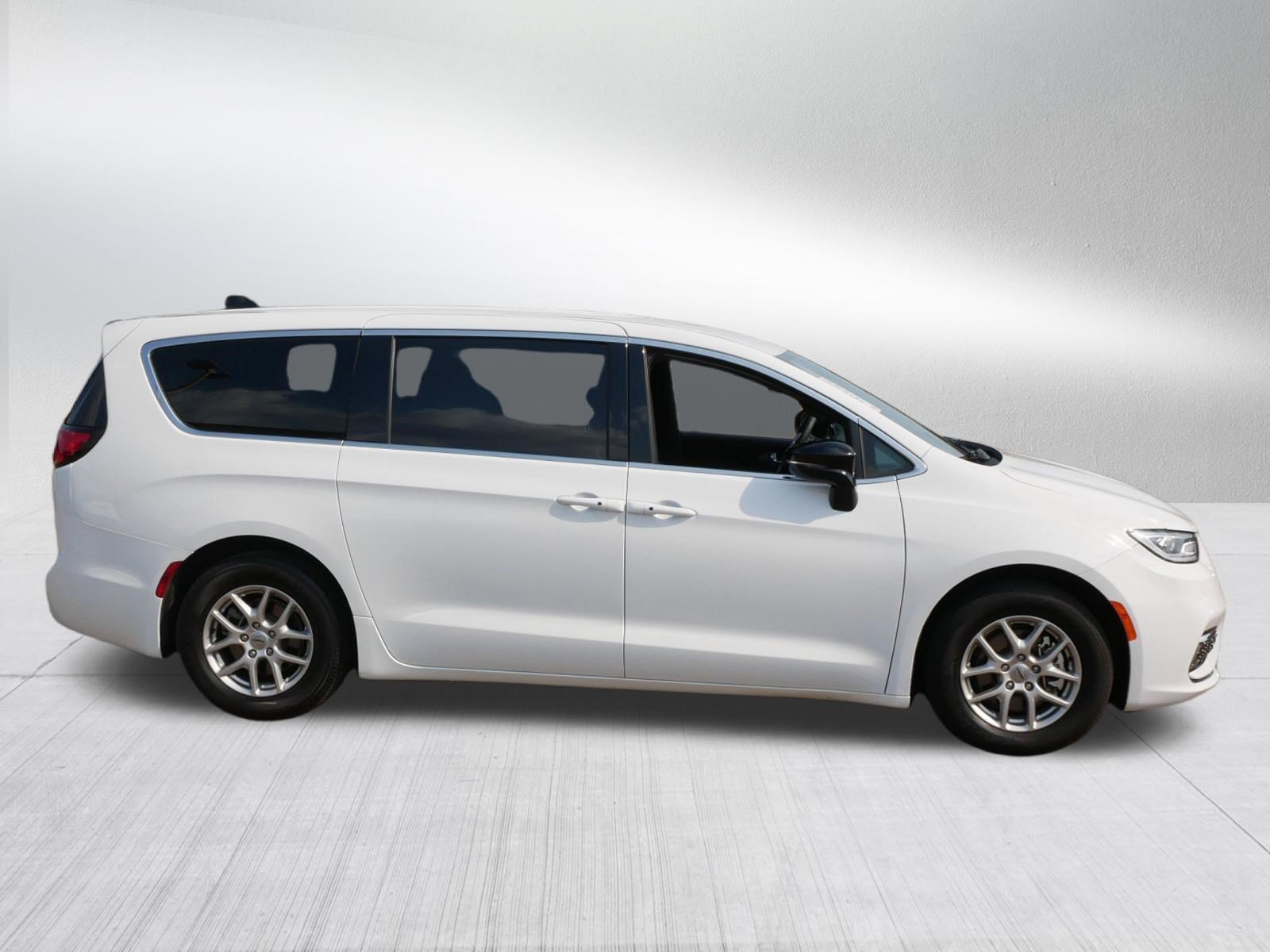 Used 2025 Chrysler Pacifica Select FWD image 8