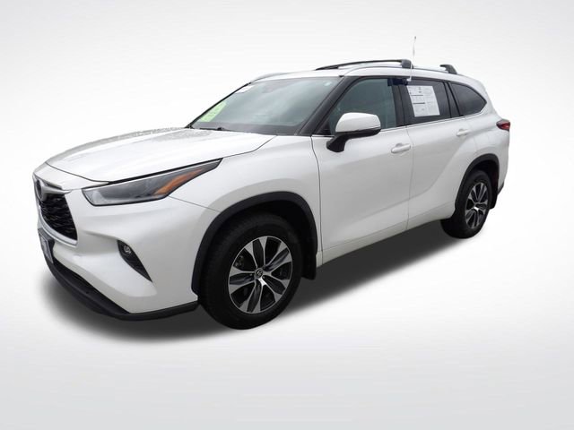Used 2021 Toyota Highlander XLE AWD/4WD image 3