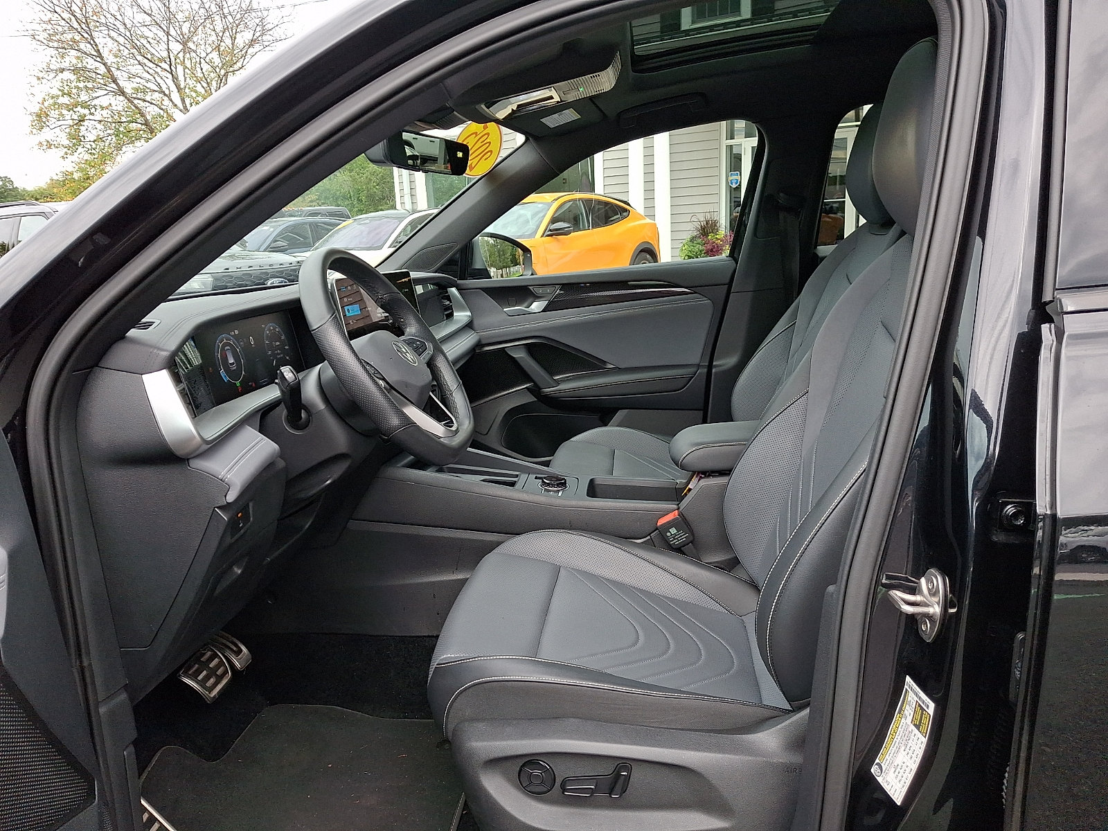 Used 2025 Volkswagen Tiguan SE R-Line AWD/4WD image 14