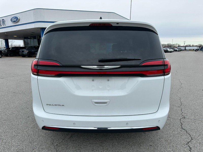 Used 2024 Chrysler Pacifica Touring-L image 4